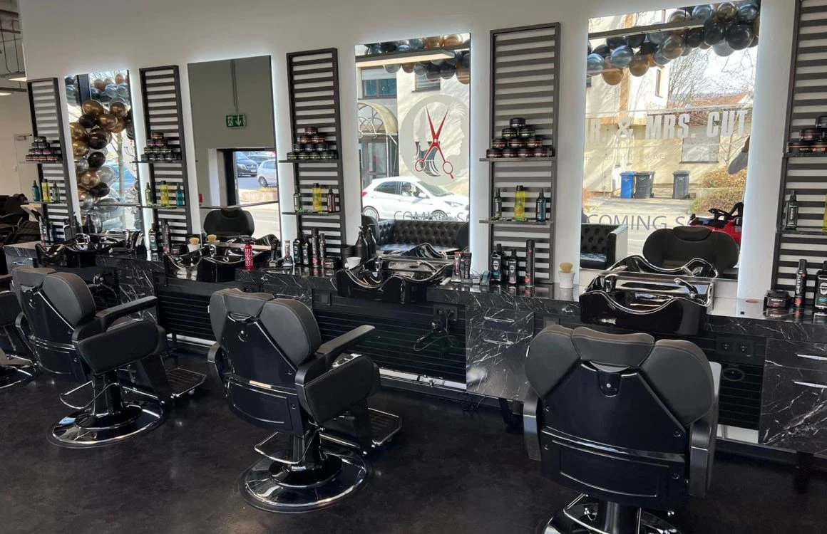 Lichtdurchflutete Stylingplätze am Schaufenster des Salons in Hofheim