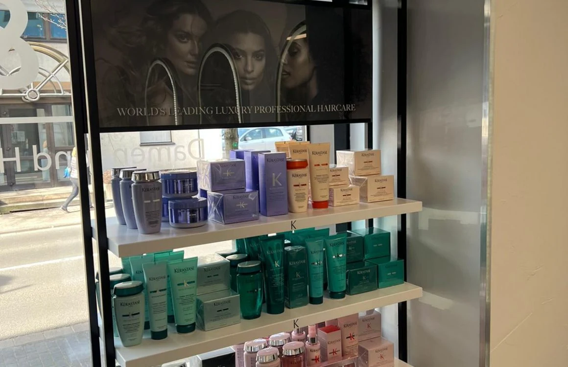 Kérastase Haarpflegeprodukte im Regal des Salons MR. & MRS. CUT